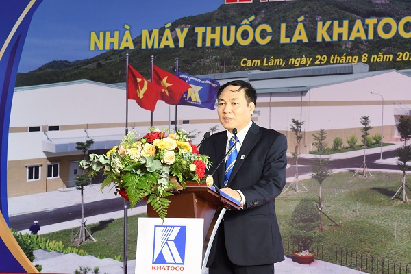 Đại diện Ban Giám đốc nhà máy thuốc lá Khatoco Khánh Hòa báo cáo
