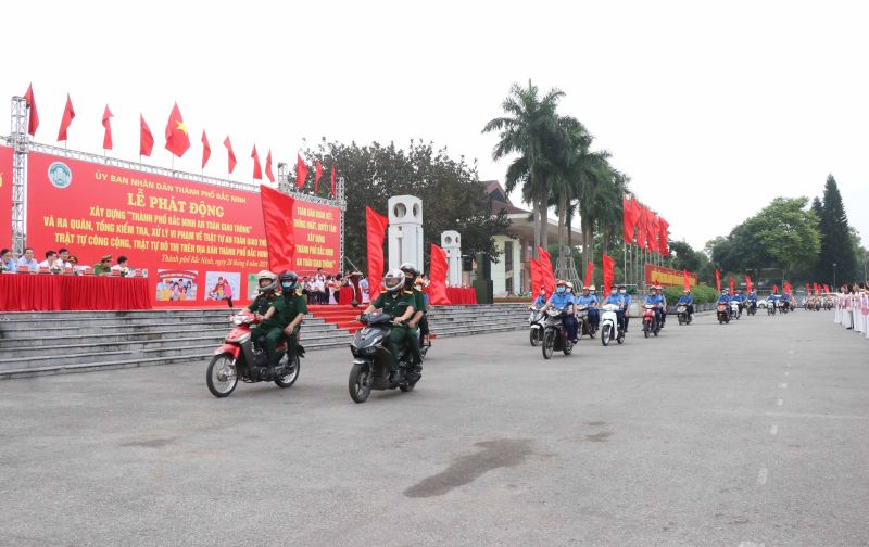 Các lực lượng chức năng ra quân xây dựng thành phố Bắc Ninh an toàn giao thông.