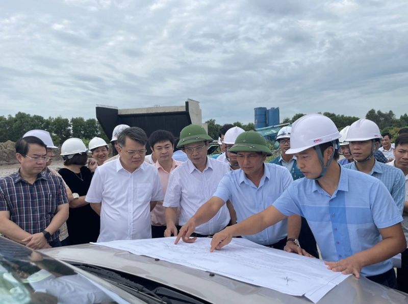 Đoàn công tác của tỉnh kiểm tra thực tế tiến độ triển khai công trình nút giao thông kết nối với đường ô tô cao tốc Hà Nội - Hải Phòng qua địa bàn huyện Thanh Hà