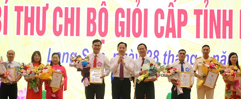 Phó Bí thư Thường trực Tỉnh uỷ, Trưởng Đoàn Đại biểu Quốc hội tỉnh Lạng Sơn Hoàng Văn Nghiệm, Trưởng Ban Chỉ đạo Hội thi trao giải nhất cho 2 thí sinh