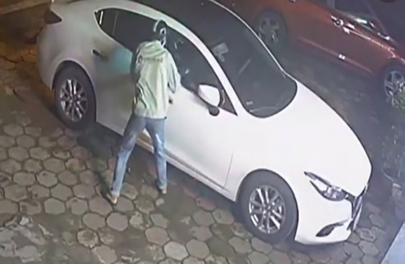 Các đối tượng đã sử dụng “bút thoát hiểm” là dụng cụ chuyên dùng phá kính xe ô tô để thoát hiểm làm công cụ đập, phá cửa kính, trộm cắp tài sản Các đối tượng đã sử dụng “bút thoát hiểm” là dụng cụ chuyên dùng phá kính xe ô tô để thoát hiểm làm công cụ đập, phá cửa kính, trộm cắp tài sản