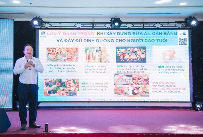 Ông Hoàng Sách Đình trình bày giải pháp dinh dưỡng cho NCT thông qua các sản phẩm có chứa sữa non