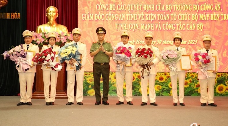 Thiếu tướng Trần Phú Hà, Giám đốc Công an tỉnh trao Quyết định cho một số lãnh đạo cấp phòng được sáp nhập.