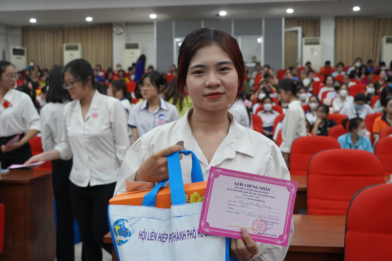 Với Đặng Lê Phương Dung, học bổng Nguyễn Thị Minh Khai là nguồn động viên quý giá giúp em thực hiện ước mơ đèn sách