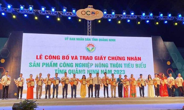 UBND tỉnh Quảng Ninh tổ chức trao giấy chứng nhận sản phẩm công nghiệp nông thôn tiêu biểu của địa phương năm 2023 cho 33 sản phẩm, nhóm sản phẩm.