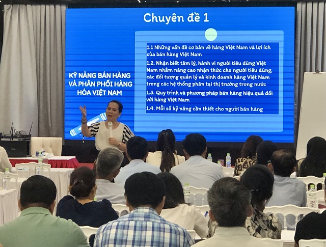 Thạc sĩ Trần Thị Hoài Nam (đứng trong cùng) giới thiệu chuyên đề 1.