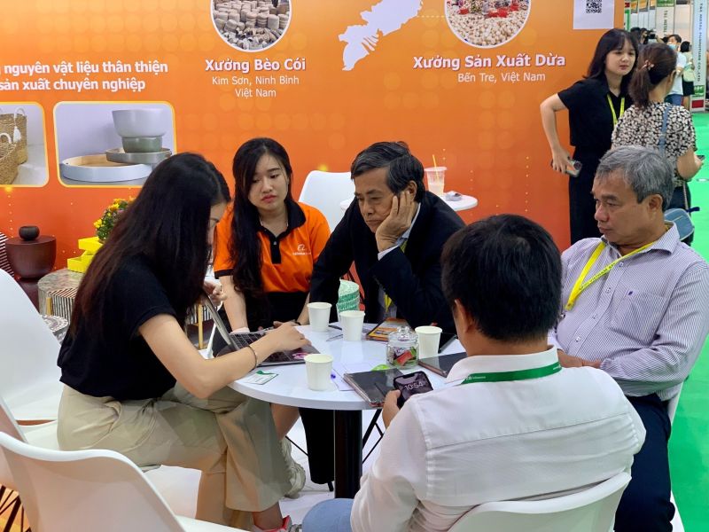 Doanh nghiệp nội thất Việt Nam gặp gỡ và trao đổi với Alibaba.com tại VIFA ASEAN 2023.