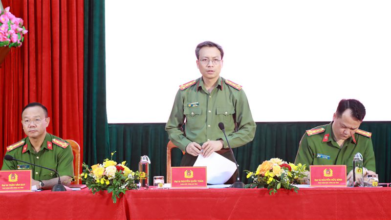 Đại tá Nguyễn Quốc Toản Giám đốc Công an tỉnh chủ trì hội nghị đối thoại với các doanh nghiệp.