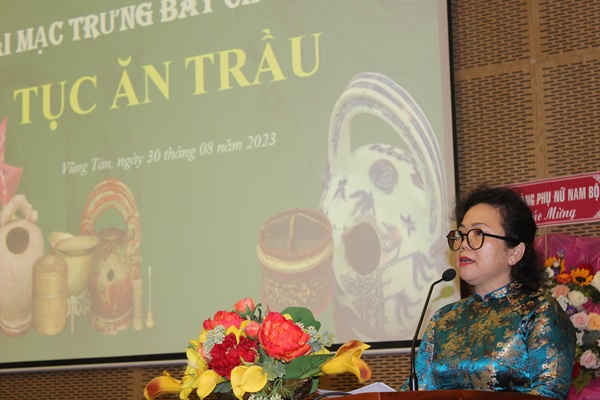Bà Nguyễn Thị Thắm, Giám đốc Bảo tàng Phụ nữ Nam bộ phát biểu tại buổi lễ