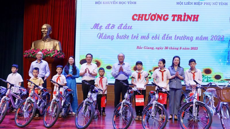 Lãnh đạo tỉnh và các ngành trao quà và học bổng cho các cháu mồ côi học giỏi