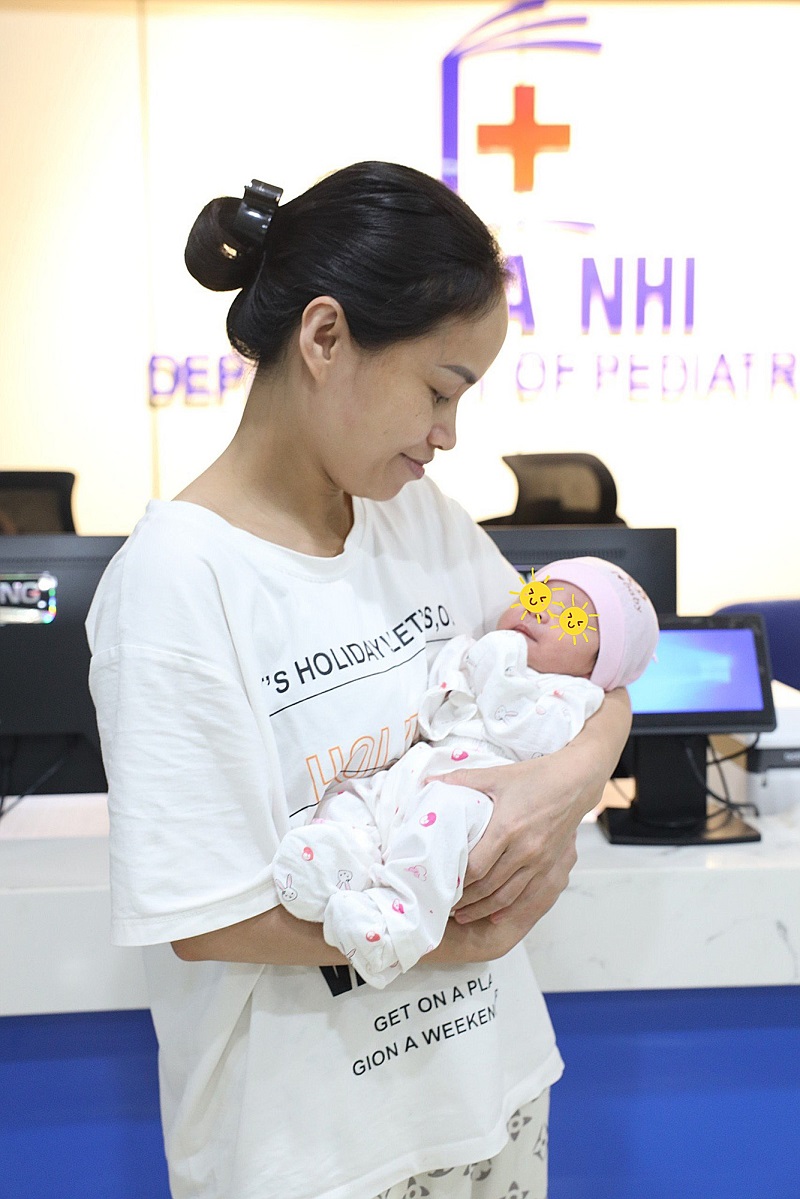 Bệnh nhi cùng mẹ tại Khoa Nhi, Bệnh viện Đại học Y Hà Nội