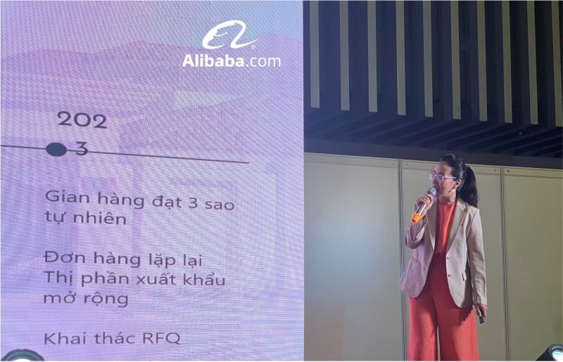 Bà Phạm Nguyễn Lê Uyên – Giám đốc Kinh doanh của Nguyên Phong Metal chia sẻ các kiến thức và kinh nghiệm tại hội thảo của Alibaba.com trong khuôn khổ VIFA ASEAN 2023.