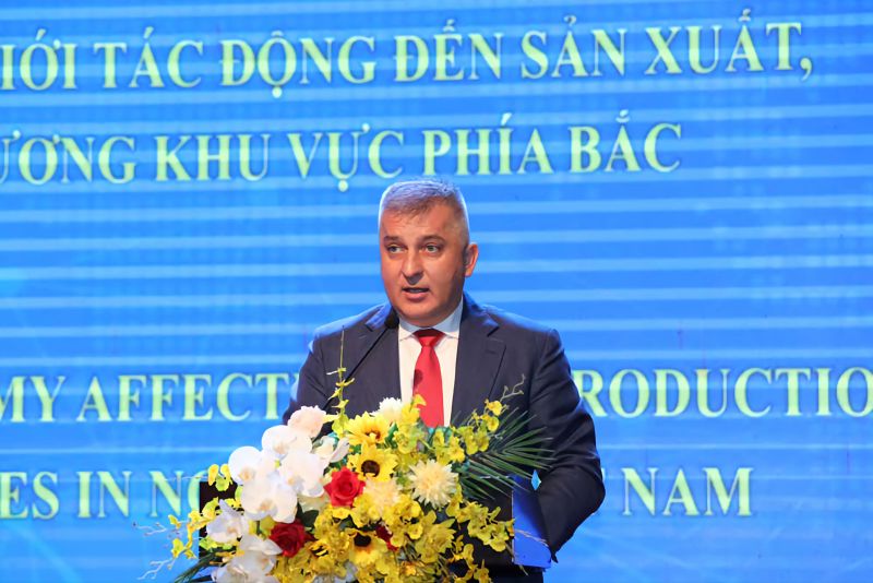 Ông Bartosz Cieleszynski, Phái đoàn Liên minh châu Âu tại Việt Nam phát biểu tại buổi tọa đàm.