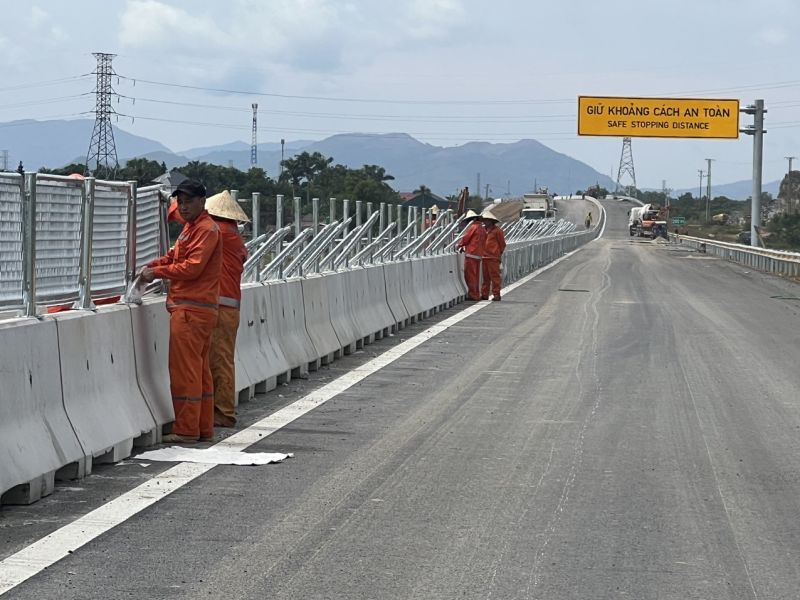 Tăng cường 3 ca hoàn thiện hạng mục an toàn giao thông trên tuyến cao tốc QL45- Nghi Sơn (Ảnh:N.Huyền)