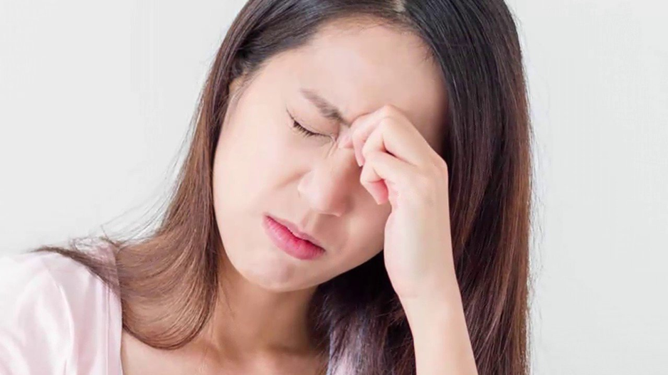 Người bị đau nửa đầu thường kèm theo triệu chứng buồn nôn, nôn