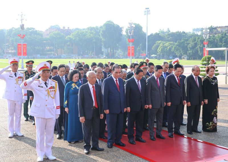 Các đồng chí lãnh đạo, nguyên lãnh đạo Đảng, Nhà nước, Ủy ban Trung ương MTTQ Việt Nam đặt vòng hoa và vào Lăng viếng Chủ tịch Hồ Chí Minh - Ảnh: VGP/Nhật Bắc