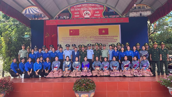 DDaonf Đại biểu Hai bên chụp ảnh lưu niệm cùng các cháu học sinh, các thầy cô trường Phổ thông dân tộc nội trú Trung học cơ sở và Trung học phổ thông huyện Si Ma Cai