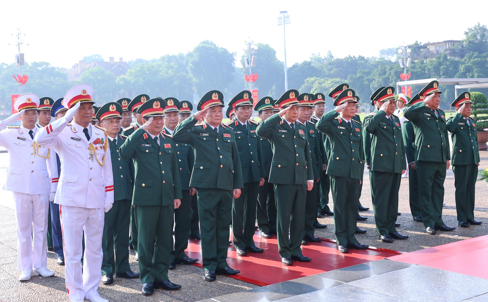 Đoàn đại biểu Bộ Quốc phòng đặt vòng hoa và vào Lăng viếng Chủ tịch Hồ Chí Minh - Ảnh: VGP/Nhật Bắc