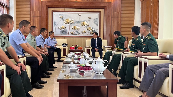Đoàn Đại biểu Lực lượng quán lý bảo vệ biên giới phí Trung Quốc chào xã giao lãnh đạo huyện ủy, UBND huyện Si Ma Cai