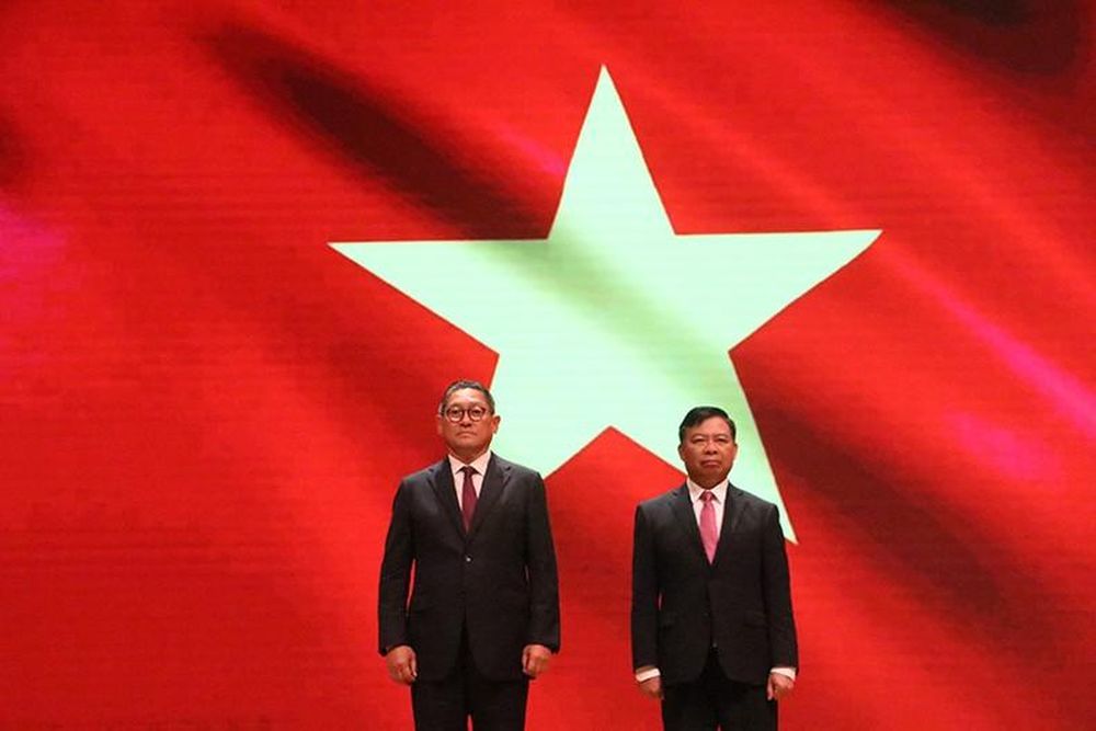 Hình ảnh Quốc kỳ Việt Nam trong nghi thức chào cờ tại lễ kỷ niệm. (Ảnh: Nguyễn Hiệp)