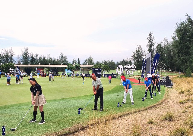 Bên lề giải đấu chính, ngày 30/8 đã diễn ra giải Pro-am dành cho những người yêu thích chơi golf. Trong ảnh là các đại biểu thực hiện nghi thức khai mạc