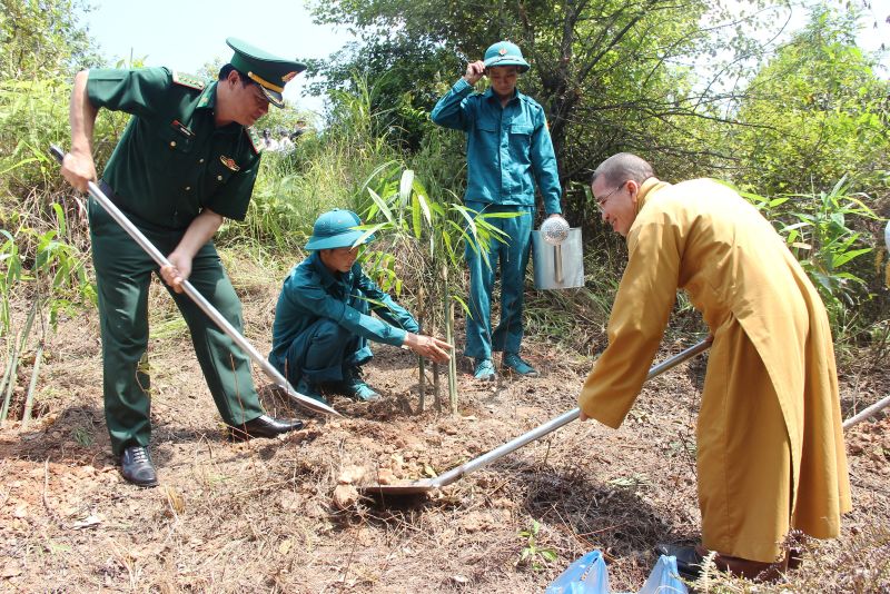 Đại tá Trịnh Hữu Tăng, Chính ủy Bộ đội Biên phòng tỉnh Lạng Sơn tham gia trồng tre tại khu vực mốc giới do Việt Nam quản lý