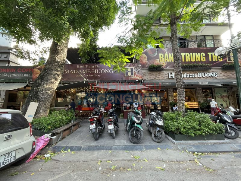 Cửa hàng Madame Hương trên phố Lý Thường Kiệt, Hoàn Kiếm, Hà Nội