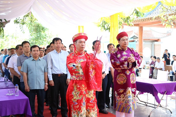 Các đại biểu dâng hương và thắp hương tưởng nhớ Danh tướng Nguyễn Hoàng Bảy