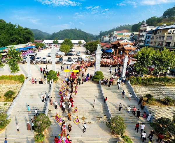 Lễ hội đền Bảo Hà thu hút đông đảo du khách thập phương