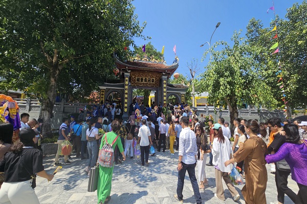 Lễ hội đền Bảo Hà thu hút đông đảo