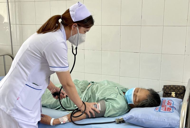 Điều dưỡng chăm sóc bệnh nhân tại Bệnh viện Đa khoa Lâm Đồng