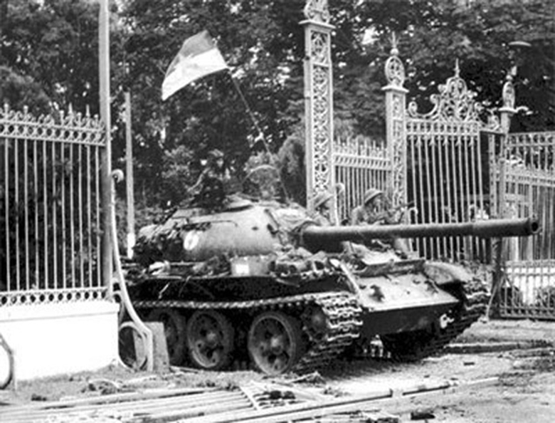 Xe tăng của Quân Giải phóng húc đổ cánh cổng tiến vào Dinh Độc Lập trưa ngày 30/4/1975 - Ảnh tư liệu