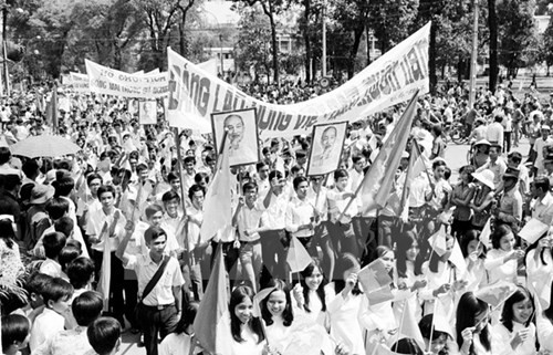 Nhân dân Sài Gòn diễu hành mừng Thành phố được giải phóng ngày 15/5/1975 - Ảnh: Tư liệu