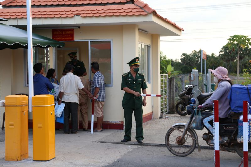 Cán bộ Trạm Kiểm soát Biên phòng Cửa khẩu quốc tế Hà Tiên trực giám sát người, phương tiện qua lại biên giới
