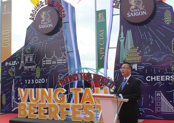 Ông Hoàng Vũ Thảnh, Chủ tịch UBND thành phố Vũng Tàu phát biểu khai mạc Lễ hội bia “Vũng Tàu Beerfest”