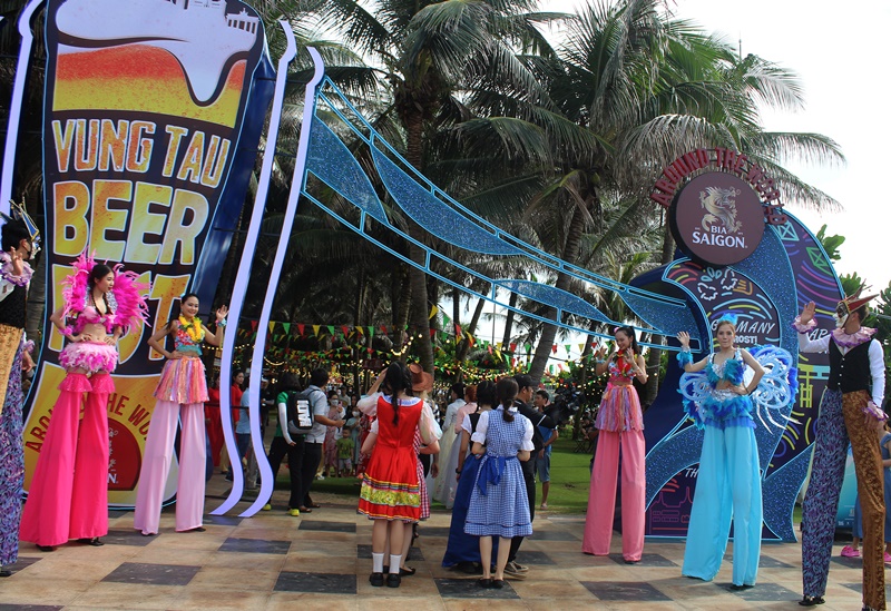 Vũng Tàu: Nghỉ lễ, du khách đổ về tắm biển và tham gia Lễ hội  “Vũng Tàu Beerfest”
