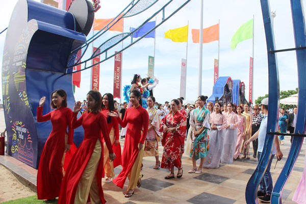 Những cô gái trong trang phục truyền thống các nước diễu hành qua các khu vực Lễ hội mang màu sắc, phong cách 6 nước Việt Nam, Thái Lan, Nhật Bản, Hàn Quốc, Mỹ, Đức.