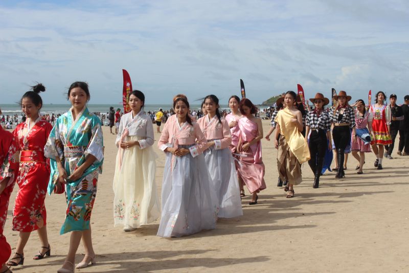 Những cô gái trong trang phục truyền thống một số quốc gia trên thế giới