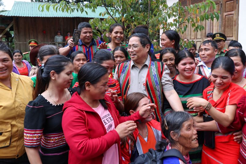 Thủ tướng Phạm Minh Chính gặp bà con nhân dân xã Ngọk Lây, huyện Tu Mơ Rông nhân chuyến về thăm, làm việc tại đây đúng ngày 19/8/2023 - Ảnh: VGP/Nhật Bắc