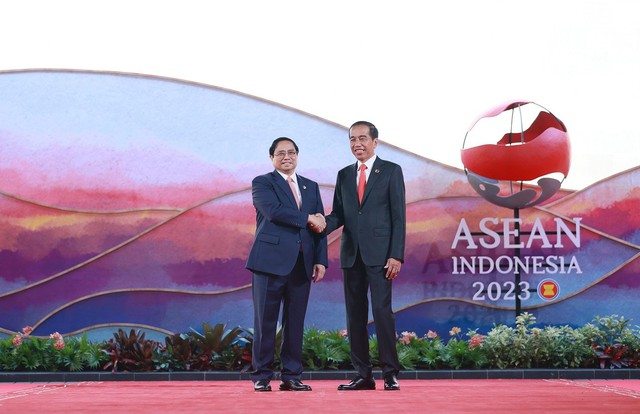 Tổng thống Indonesia Joko Widodo chào đón Thủ tướng Phạm Minh Chính dự Hội nghị Cấp cao ASEAN lần thứ 42, tổ chức tại Labuan Bajo, Indonesia vào tháng 5/2023 - Ảnh VGP/Nhật Bắc