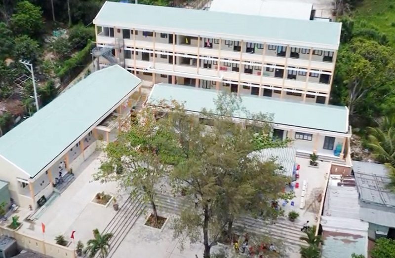 Trường Tiểu học và Trung học cơ sở Hòn Nghệ do Agribank tài trợ kinh phí xây dựng mang lại khí thế học tập mới cho thầy và trò tại Kiên Giang