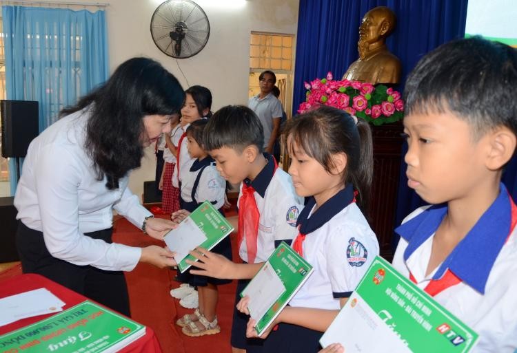 Lãnh đạo Hội Nông dân TP. Hồ Chí Minh trao học bổng cho học sinh có hoàn cảnh khó khăn