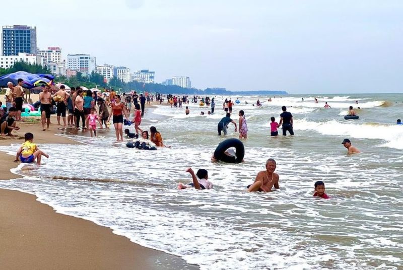 Du khách tắm biển tại bãi A, bãi biển Sầm Sơn (Thanh Hóa)