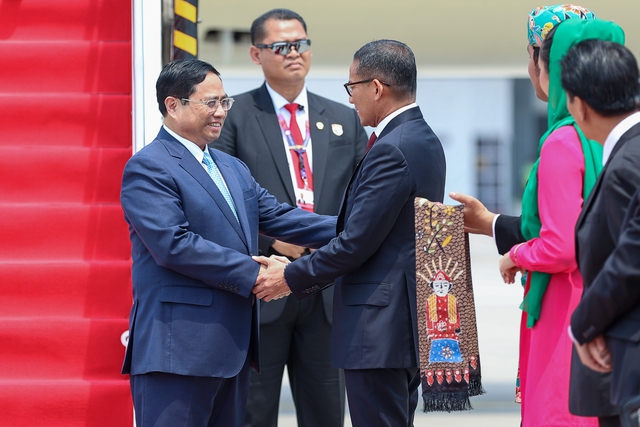 Bộ trưởng Du lịch và Kinh tế Sáng tạo Indonesia Sandiaga Uno đón Thủ tướng Phạm Minh Chính tại cầu thang máy bay - Ảnh: VGP/Nhật Bắc