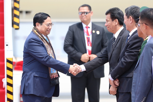 Đại sứ Đặc mệnh Toàn quyền Việt Nam tại Indonesia Tạ Văn Thông đón Thủ tướng Phạm Minh Chính- Ảnh: VGP/Nhật Bắc