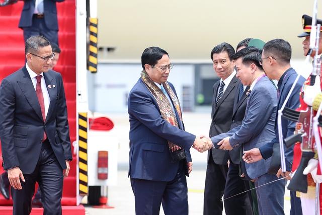 Cán bộ nhân viên Đại sứ quán Việt Nam tại Indonesia và phái đoàn Việt Nam đón Thủ tướng Phạm Minh Chính - Ảnh: VGP/Nhật Bắc