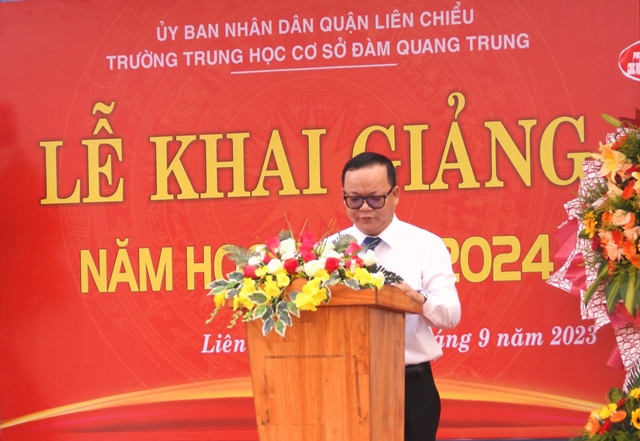 Thầy Dương Phượng Cầu- Hiệu trưởng trường THCS Đàm Quang Trung đọc diễn văn khai giảng năm học mới