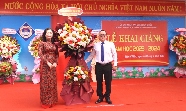 Thay mặt quận ủy Liên Chiểu và Thầy Dương Phượng Cầu- Hiệu trưởng trường THCS Đàm Quang Trung