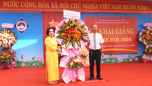Bà Lê Thị Tuyết Mai- Chủ tịch UBND phường Hòa Hiệp Nam,quận Liên chiểu tặng hoa nhà trường