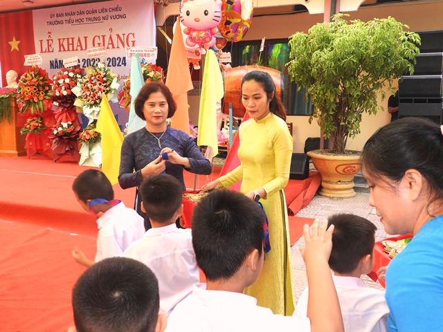 Cô Nguyễn Thị Hữu Chi- Hiệu trưởng trường tiểu học Trưng Nữ Vương, đón học sinh vào lớp 1